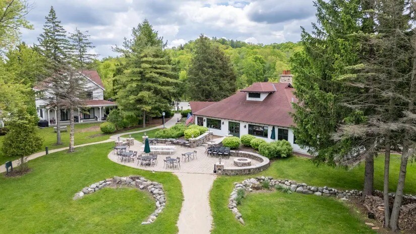 5151 Timmer Bay Rd, West Bend, WI à vendre - Photo de l’immeuble – Image 2 sur 4