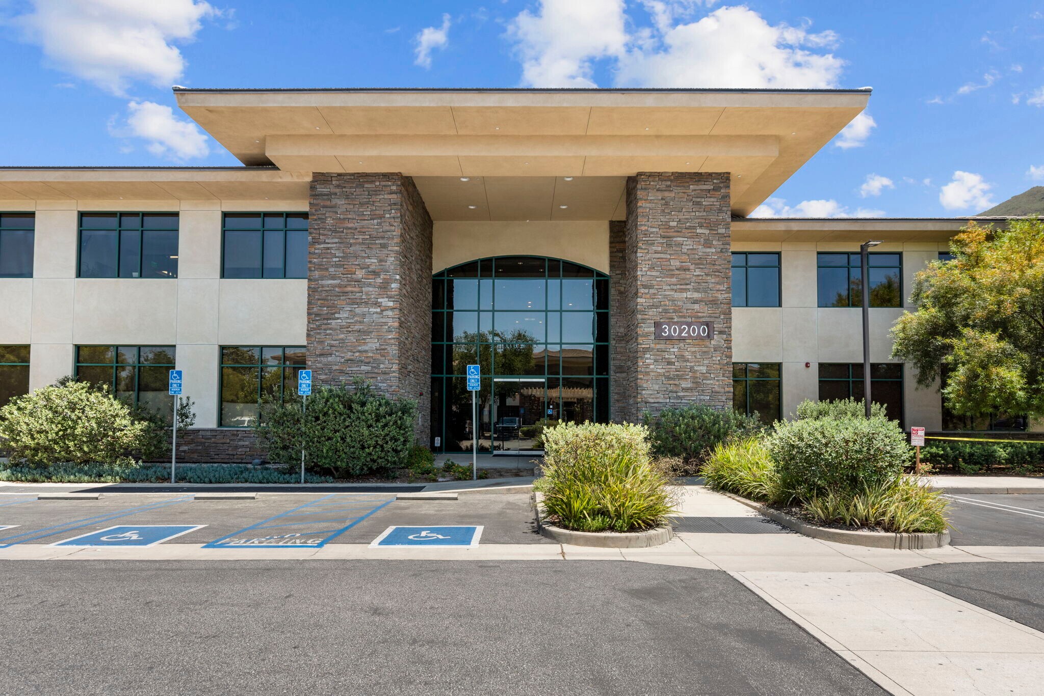 30300 Agoura Rd, Agoura Hills, CA à vendre Photo de l’immeuble– Image 1 sur 6