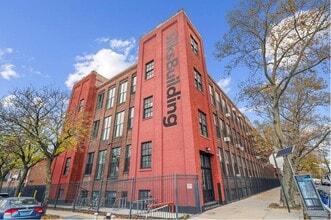 37-24 24th St, Long Island City, NY à louer Photo de l’immeuble– Image 1 sur 6