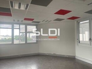 56 Avenue Du Progrès, Chassieu à vendre Photo intérieure– Image 1 sur 3