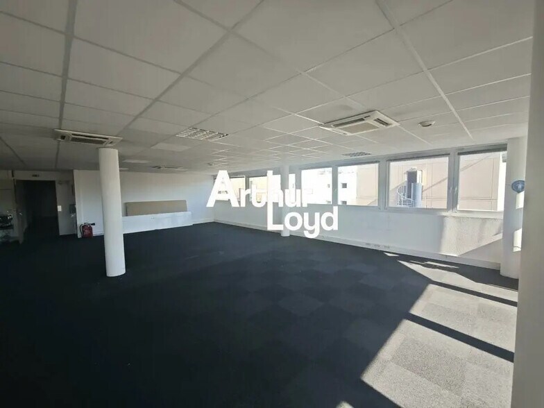 Bureau dans Villeneuve-Loubet à louer - Photo de l’immeuble – Image 3 sur 10