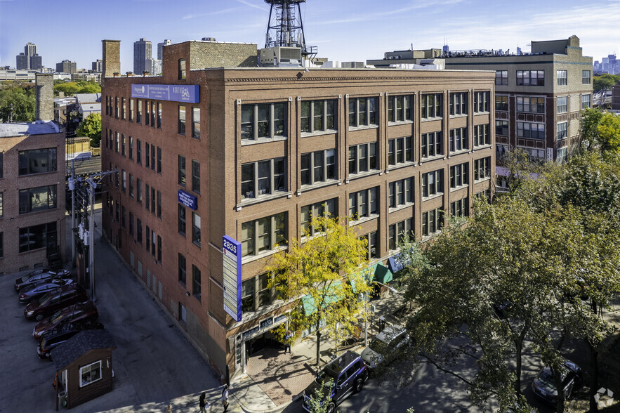 2835 N Sheffield Ave, Chicago, IL à louer - Photo de l’immeuble – Image 2 sur 4
