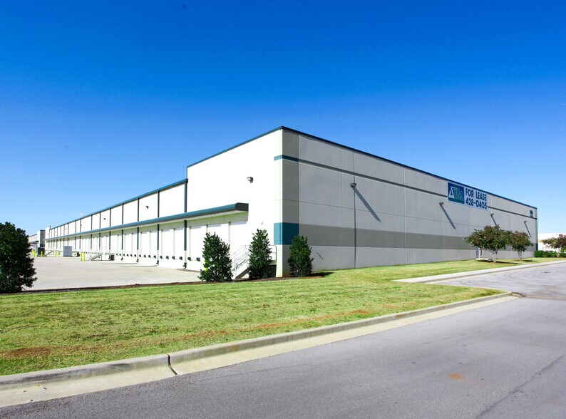 301 James Record Rd SW, Huntsville, AL à louer - Photo de l’immeuble – Image 3 sur 14