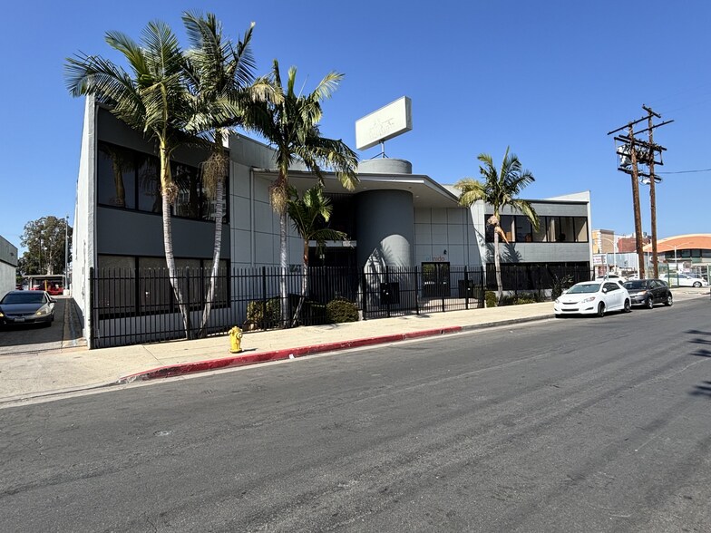 14547 Titus St, Panorama City, CA à louer - Photo principale – Image 1 sur 8