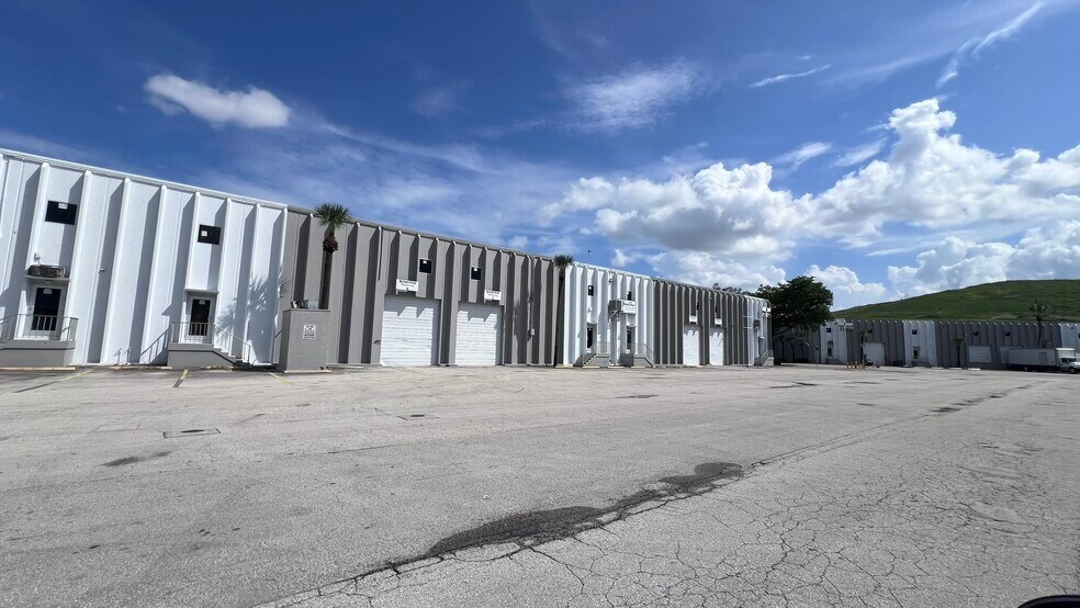 9300-9410 NW 100th St, Medley, FL à louer - Photo de l’immeuble – Image 3 sur 4