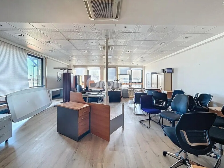 Bureau dans Saint-Quentin à louer - Photo de l’immeuble – Image 2 sur 3