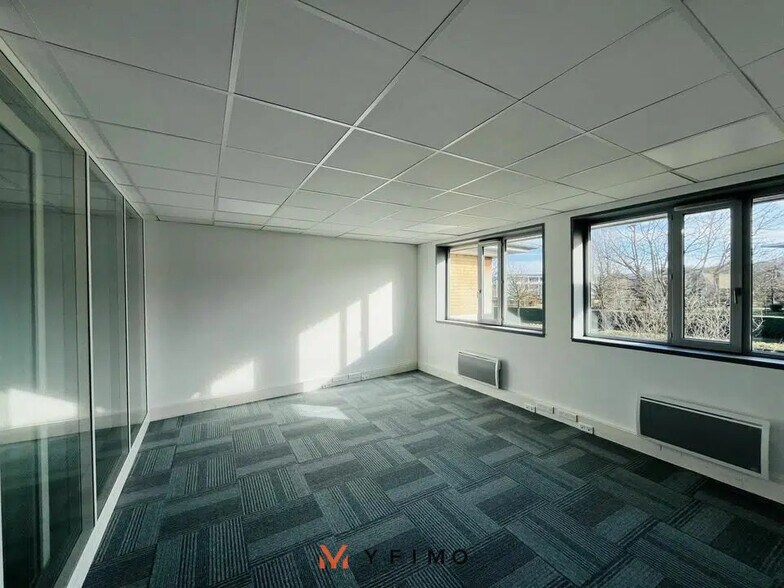 Bureau dans Voisins-le-Bretonneux à louer - Photo de l’immeuble – Image 2 sur 4