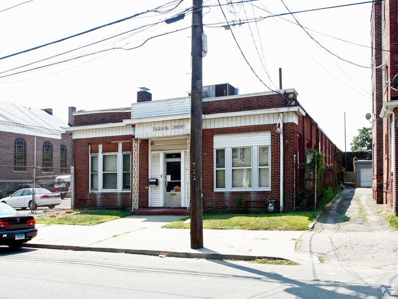 745 Hancock Ave, Bridgeport, CT à louer - Photo de l’immeuble – Image 3 sur 4