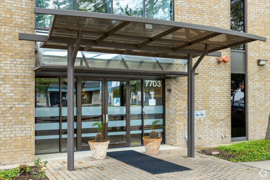 7703 N Lamar Blvd, Austin, TX à vendre - Photo de l’immeuble – Image 3 sur 12