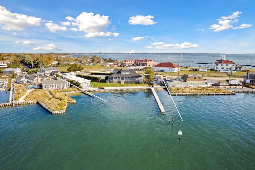32 Lighthouse Rd, Hampton Bays, NY à vendre - Aérien – Image 3 sur 44