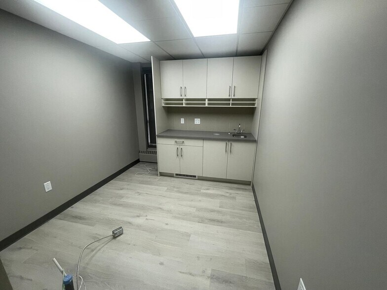 4075 106 St, Edmonton, AB à louer - Photo intérieure – Image 1 sur 9