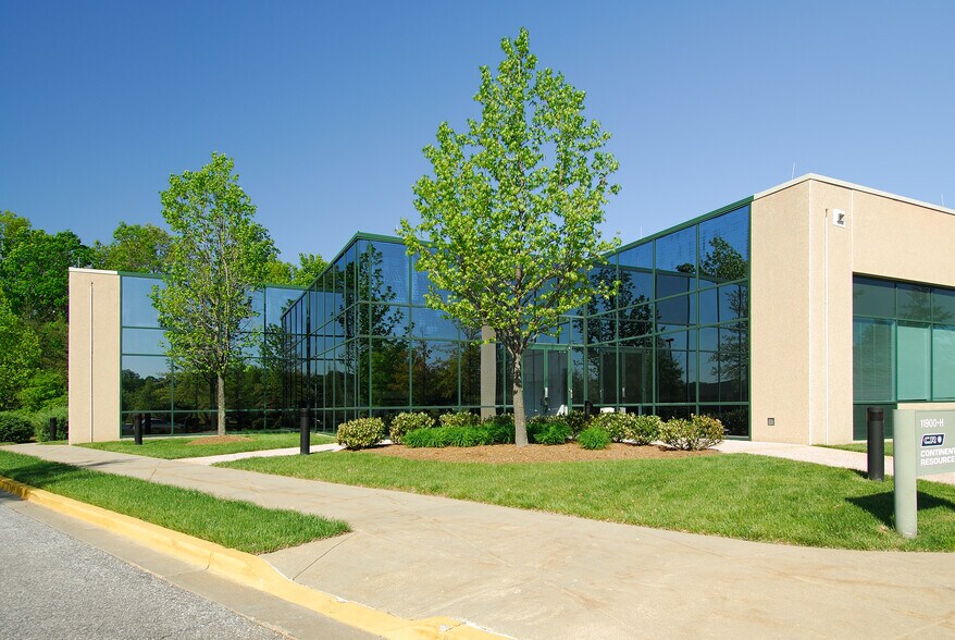 12200 Plum Orchard Dr, Silver Spring, MD à louer - Photo de l’immeuble – Image 3 sur 11