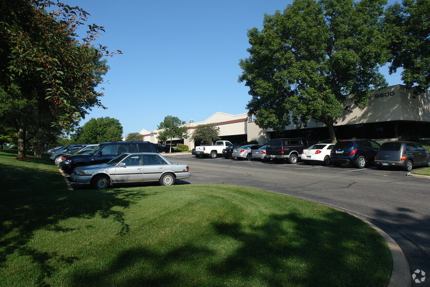 9600 76th St W, Eden Prairie, MN à louer - Photo de l’immeuble – Image 3 sur 4