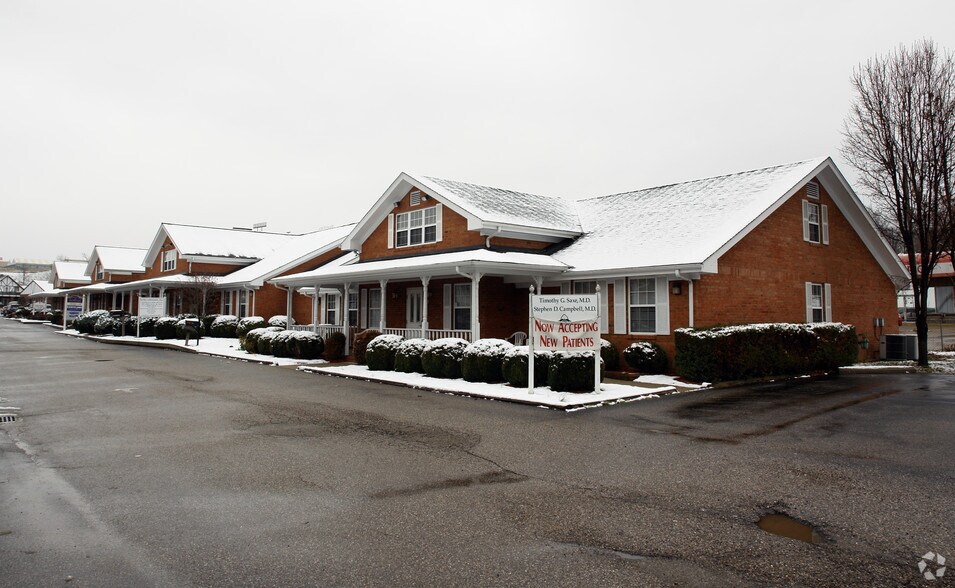 4 Chateau Grove Ln, Barboursville, WV à vendre - Photo de l’immeuble – Image 2 sur 47