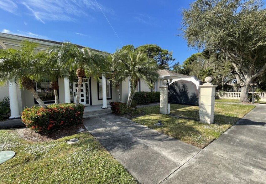 8830 S Tamiami Trl, Sarasota, FL à louer - Photo de l’immeuble – Image 2 sur 40