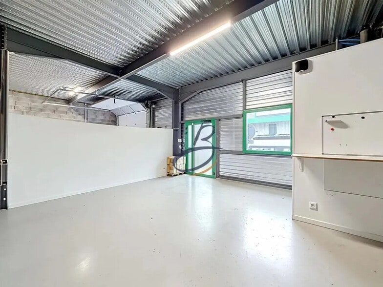 Local d’activités dans Tignieu-Jameyzieu à louer - Photo de l’immeuble – Image 3 sur 8