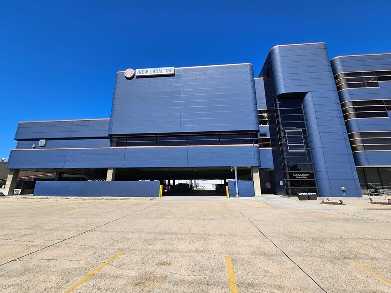 3200 Ridgelake Dr, Metairie, LA à louer - Photo de l’immeuble – Image 2 sur 3