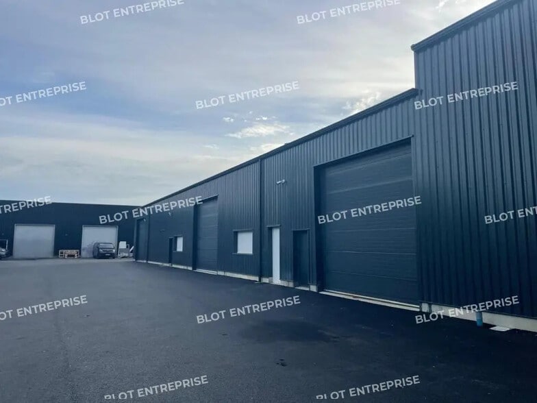 Local d’activités dans Lanvollon à louer - Photo de l’immeuble – Image 2 sur 6