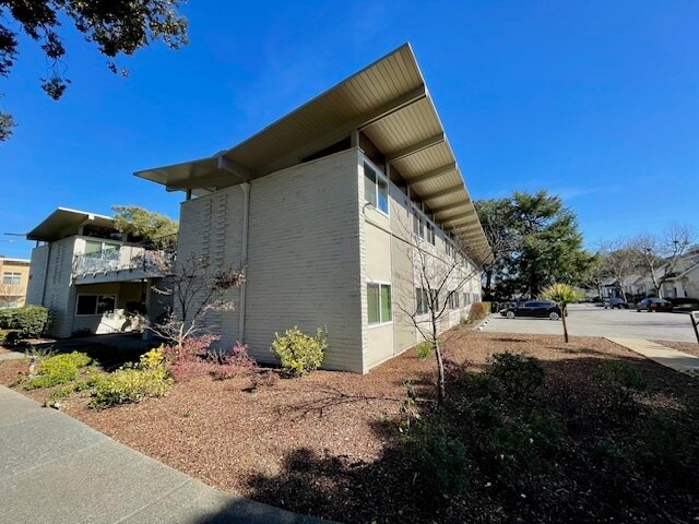 885 N San Antonio Rd, Los Altos, CA à louer - Photo de l’immeuble – Image 3 sur 7