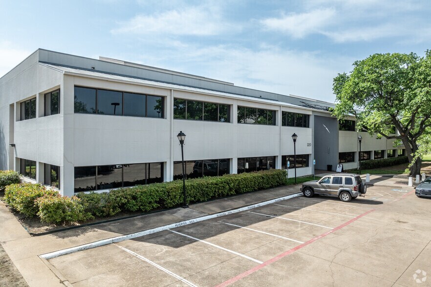 320 Decker Dr, Irving, TX à vendre - Photo principale – Image 1 sur 51