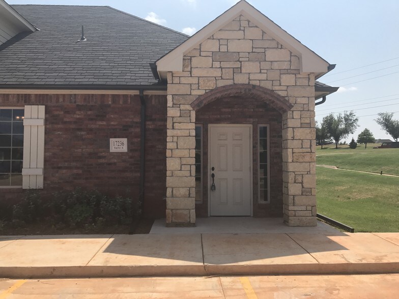 17236 N May Ave, Edmond, OK à vendre - Photo de l’immeuble – Image 3 sur 30