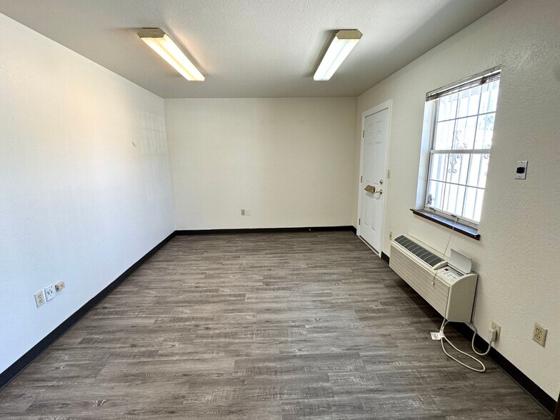2045 E Ashlan Ave, Fresno, CA à louer - Photo de l’immeuble – Image 2 sur 5