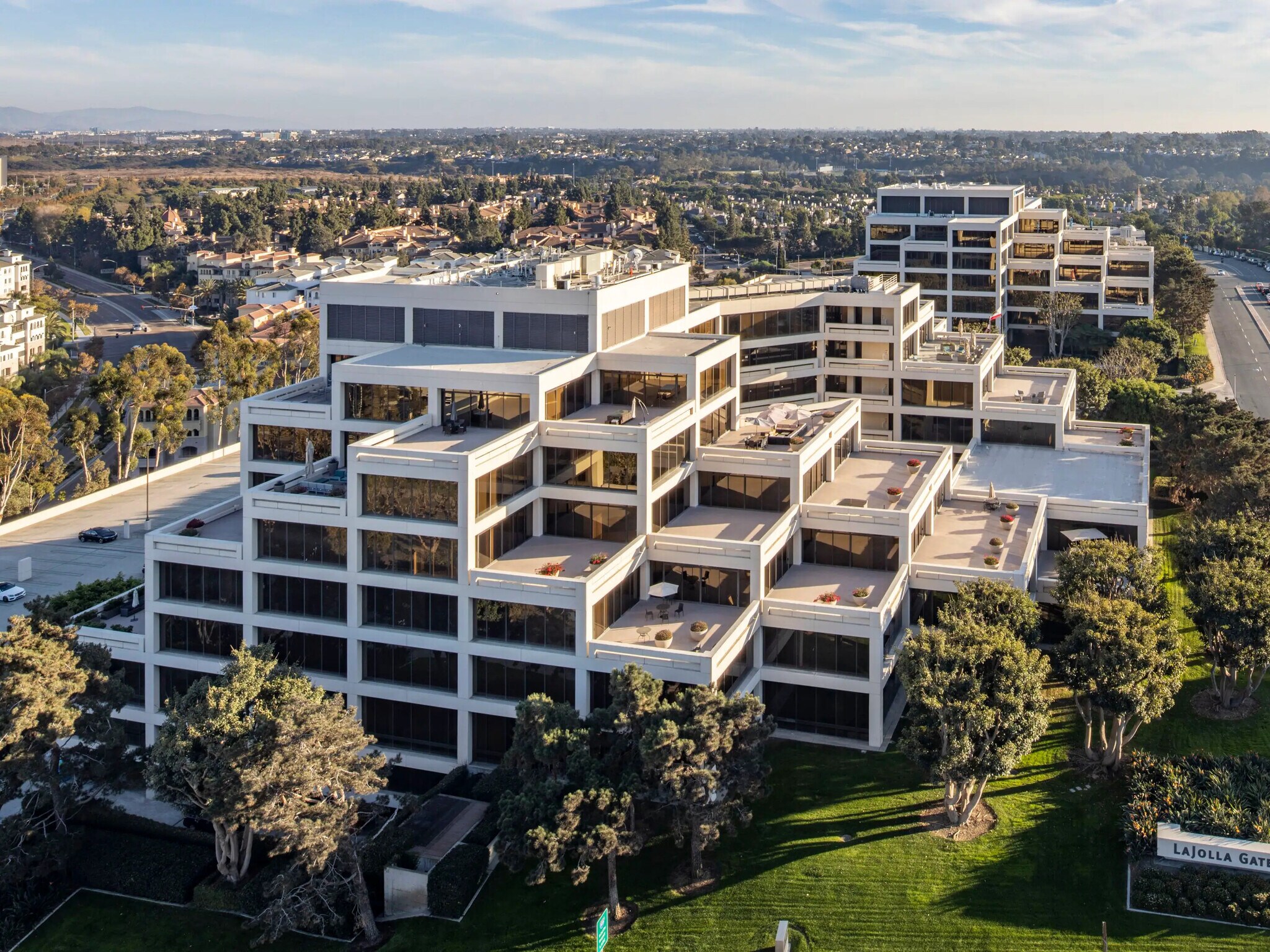 9191 Towne Centre Dr, San Diego, CA à louer Photo de l’immeuble– Image 1 sur 12