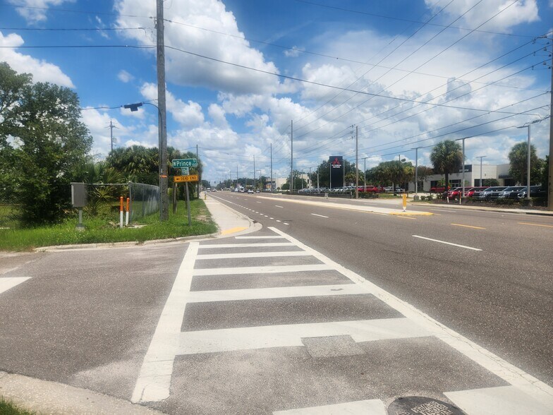 13124 N Florida Ave, Tampa, FL à vendre - Photo de l’immeuble – Image 3 sur 7
