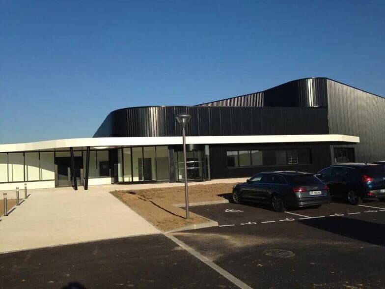 8 Rue Du Maréchal De Lattre De Tassigny, Élancourt à louer - Photo de l’immeuble – Image 3 sur 5