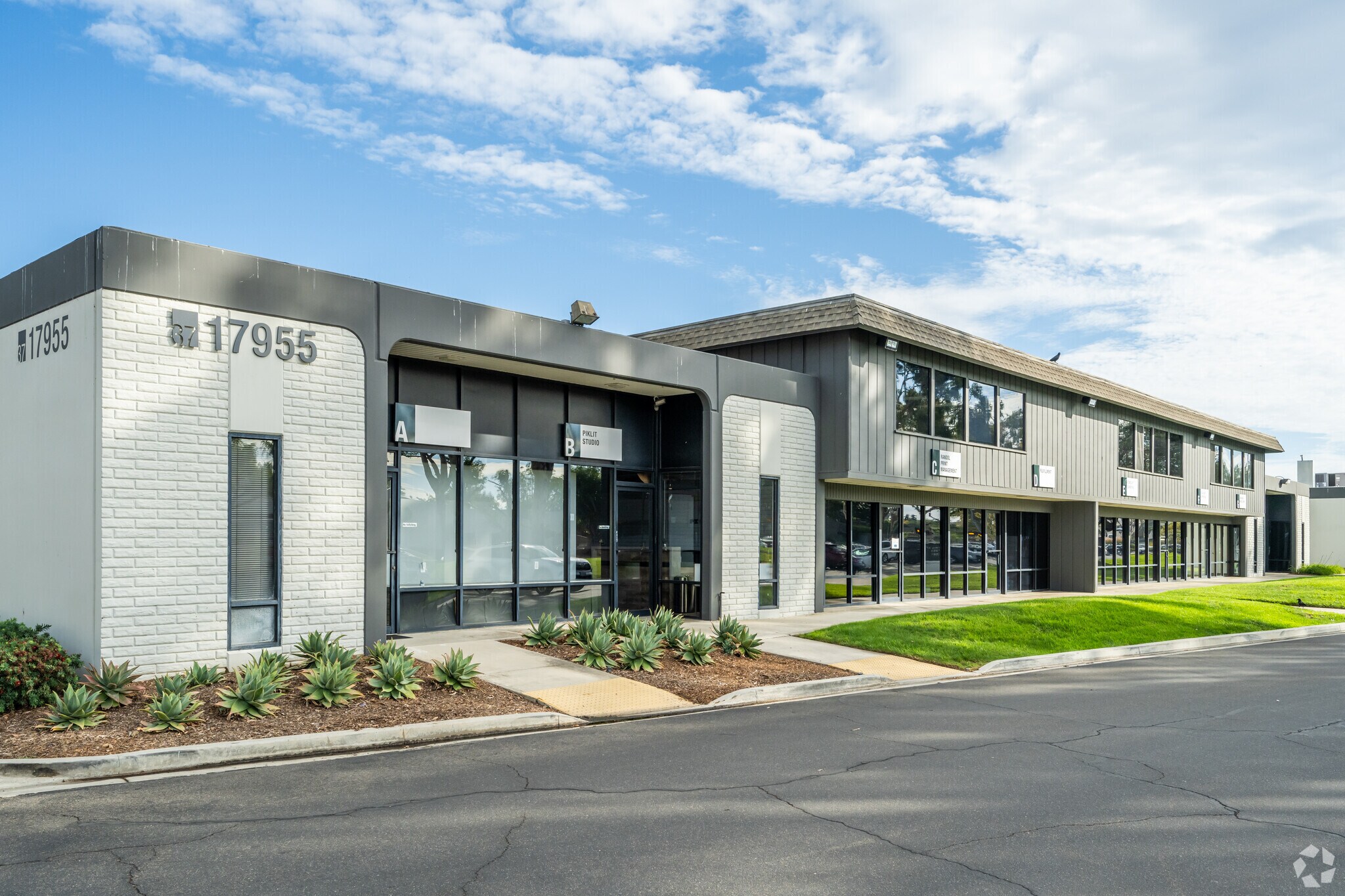 17955 Sky Park Cir, Irvine, CA à louer Photo principale– Image 1 sur 5