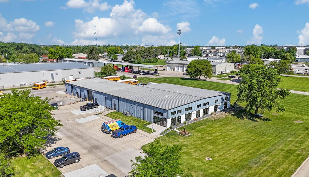 3300 NW 101st St, Urbandale, IA à vendre - Photo de l’immeuble – Image 1 sur 26