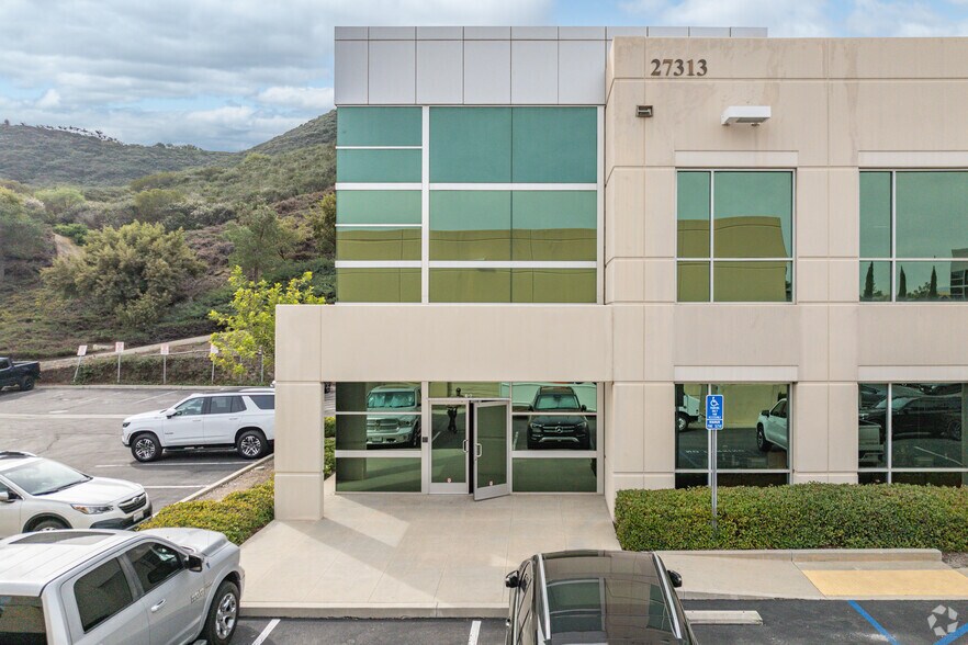 27313 Via Industria, Temecula, CA à louer - Photo de l’immeuble – Image 2 sur 6