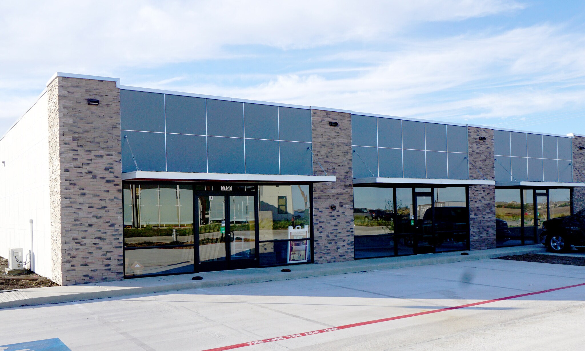 3750 Limmer Loop, Hutto, TX à vendre Photo de l’immeuble– Image 1 sur 4