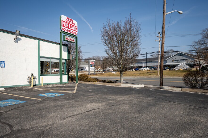 1455 Oaklawn Ave, Cranston, RI à louer - Photo de l’enseigne sur pylône – Image 2 sur 10