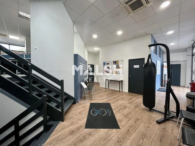 Bureau dans Bron à louer - Photo de l’immeuble – Image 2 sur 15