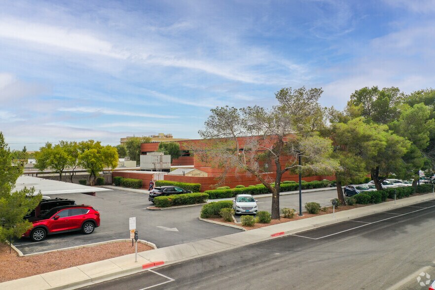 2020 Palomino Ln, Las Vegas, NV à louer - Photo de l’immeuble – Image 3 sur 5