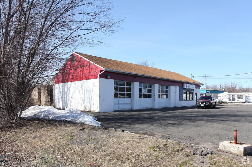 1126 Queen St, Southington, CT à vendre - Photo de l’immeuble – Image 3 sur 3