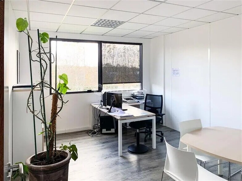 Bureau dans Saint-Thibault-des-Vignes à louer - Photo de l’immeuble – Image 2 sur 8