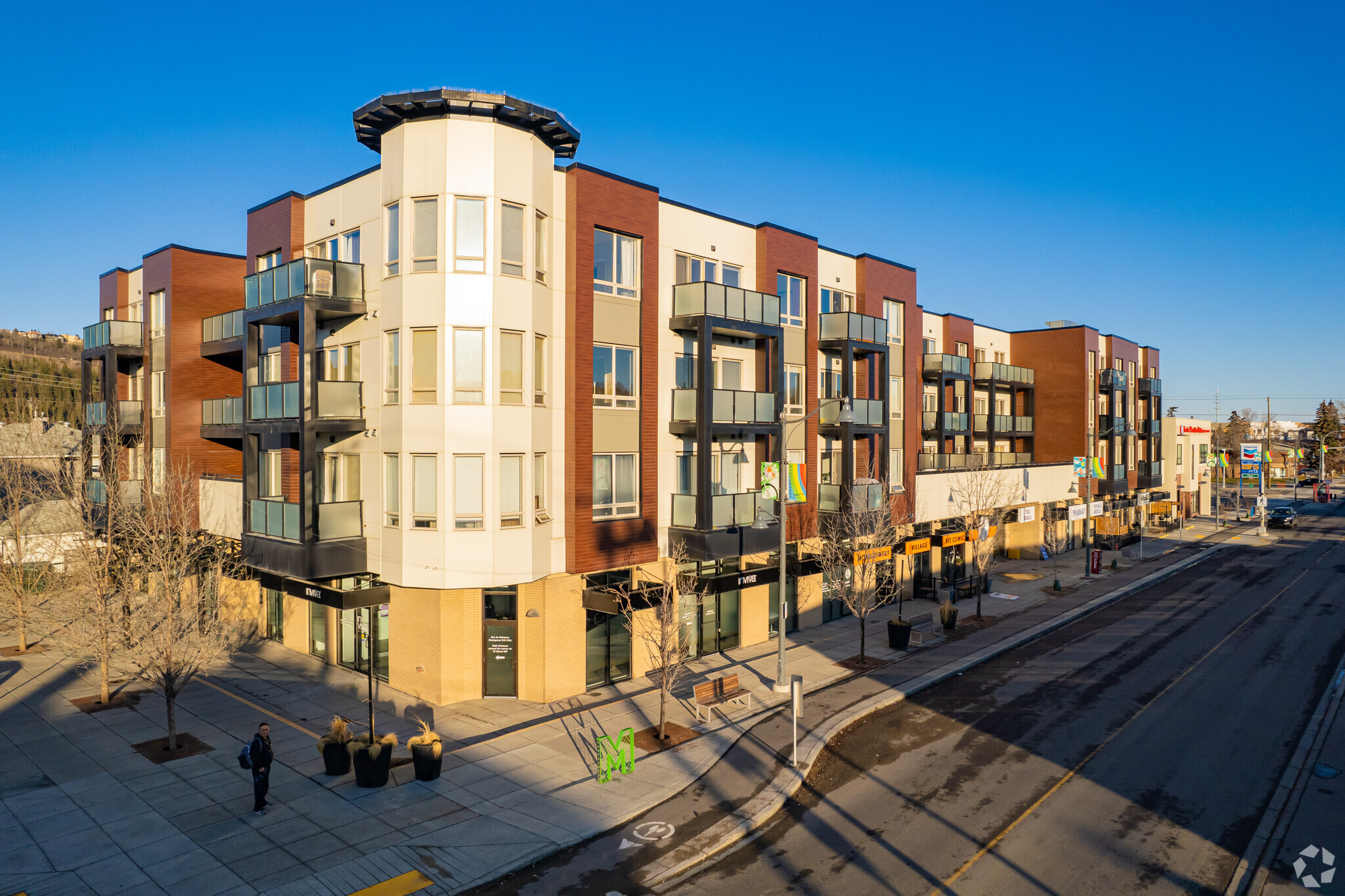4611 Bowness Rd NW, Calgary, AB à louer Photo principale– Image 1 sur 8