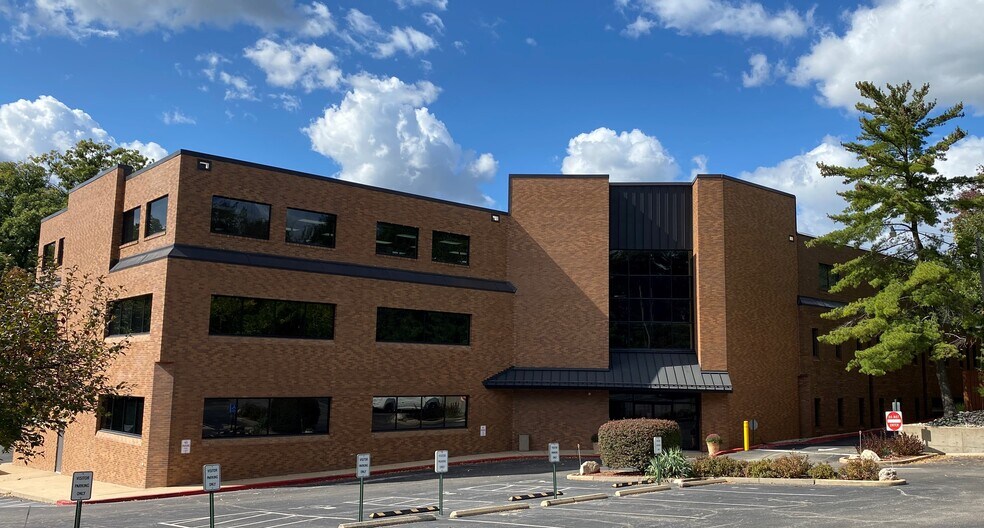 12166 Old Big Bend Rd, Kirkwood, MO à vendre - Photo de l’immeuble – Image 2 sur 8