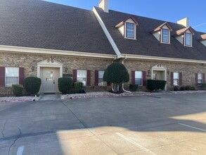 326 S Edmonds Ln, Lewisville, TX à louer Photo de l’immeuble– Image 1 sur 17