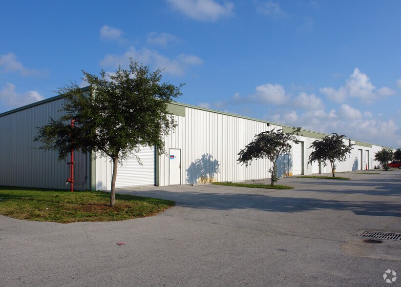 825 15th St, Lake Park, FL à louer - Photo de l’immeuble – Image 2 sur 32