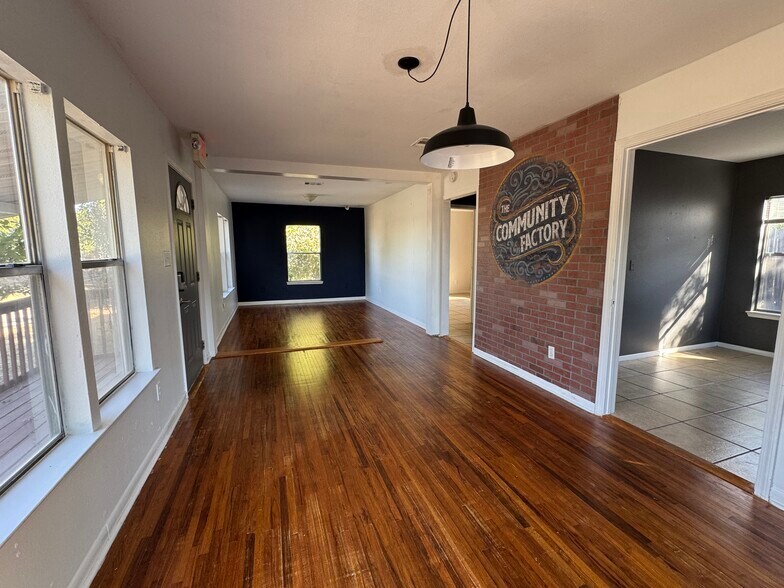204 West Street, Hutto, TX à louer - Photo de l’immeuble – Image 2 sur 16
