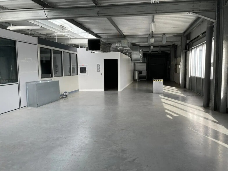 Local d'activités dans Le Plessis-Bouchard à vendre - Photo intérieure – Image 1 sur 16