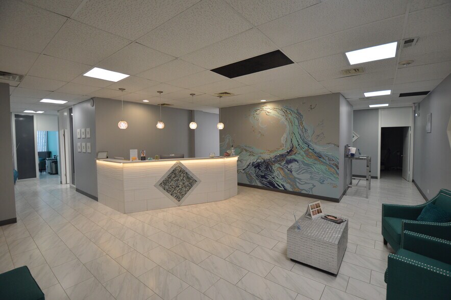 380 E Northwest Hwy, Des Plaines, IL à louer - Photo intérieure – Image 1 sur 6