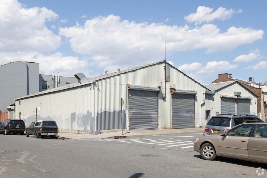 201 Ingraham St, Brooklyn, NY à louer - Photo de l’immeuble – Image 3 sur 6