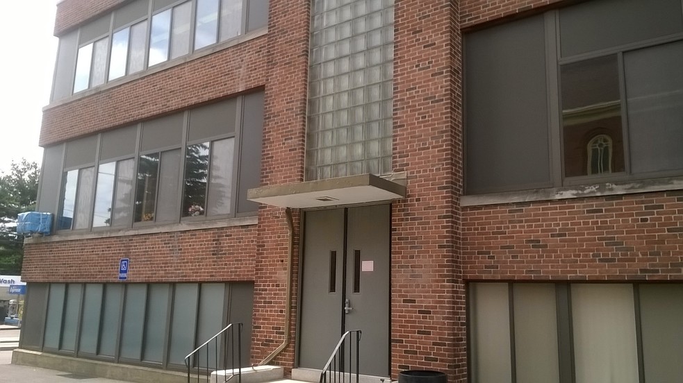 1291 Elmwood Ave, Cranston, RI à vendre - Photo de l’immeuble – Image 3 sur 11