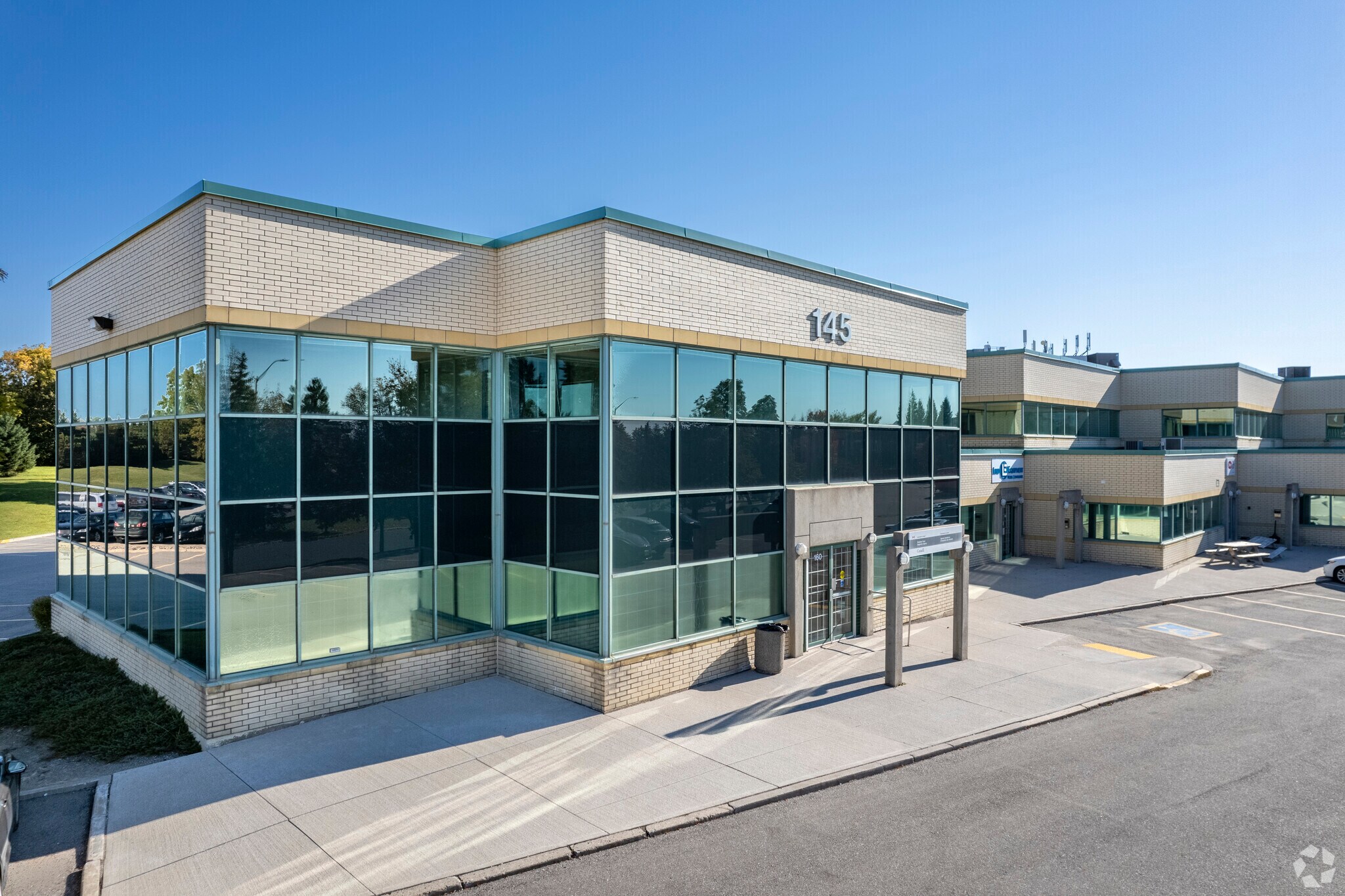145 Renfrew Dr, Markham, ON à louer Photo de l’immeuble– Image 1 sur 4