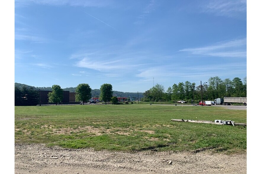 1620 Main St, Follansbee, WV à vendre - Photo de l’immeuble – Image 1 sur 12