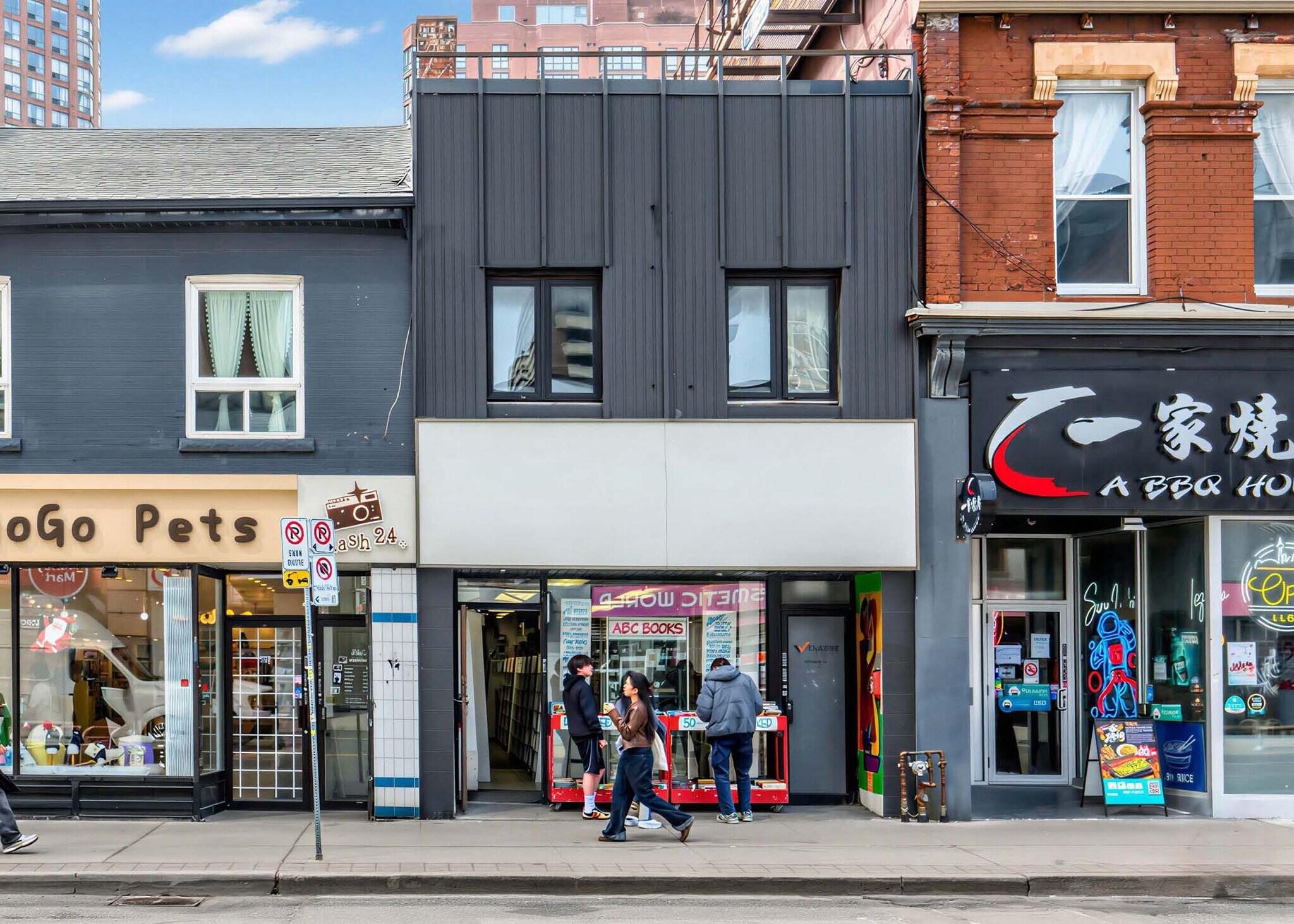 662 Yonge St, Toronto, ON à louer Photo de l’immeuble– Image 1 sur 3